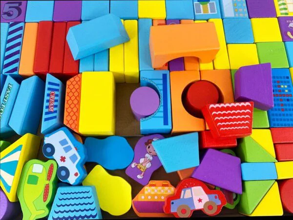 Bloques  100 piezas figuras geométricas de colores